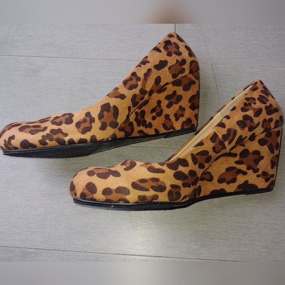 EUC CL by Laundry Leopard Print Faux Suede Wedge Pump - Size 8.5 - Picture 8 of 8
